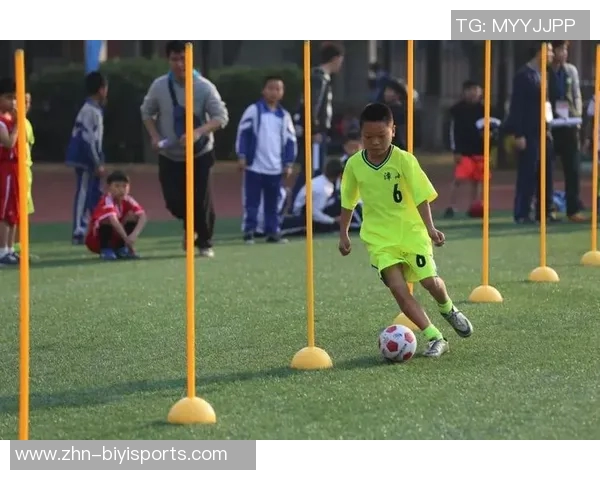 掌握足球运球技巧绕杆射门的完美训练方法与实战应用